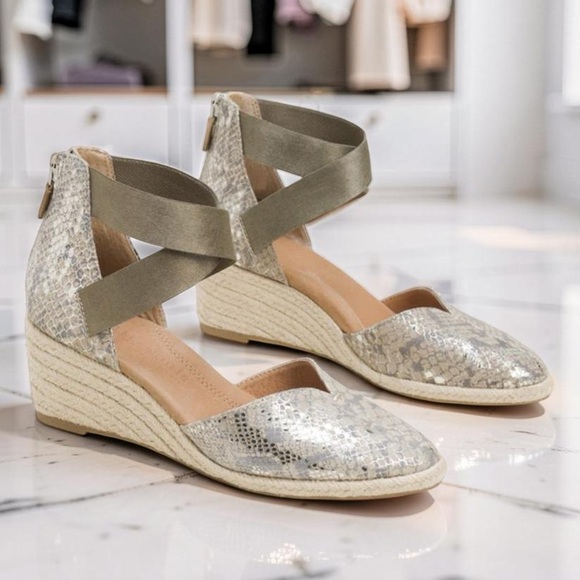 Gentle Souls Kenneth Cole NWT Sz 6.5 Metallic Silver Snakeskin Sandals (SH287)